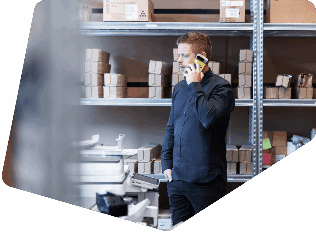 Staian snakker i telefonen