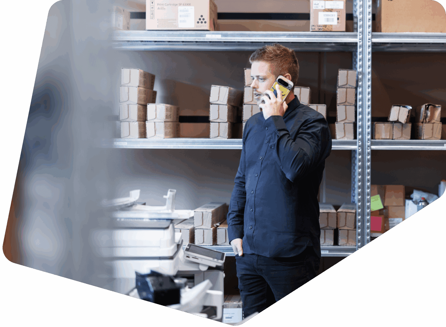 Staian snakker i telefonen