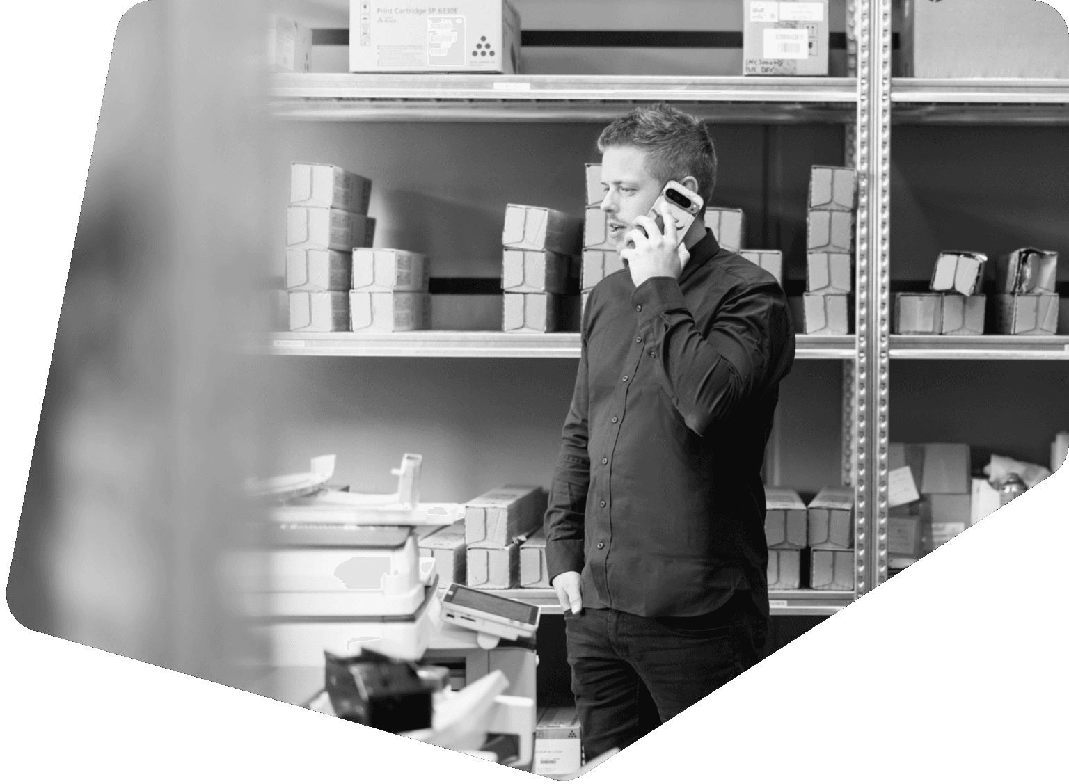 Staian snakker i telefonen BW